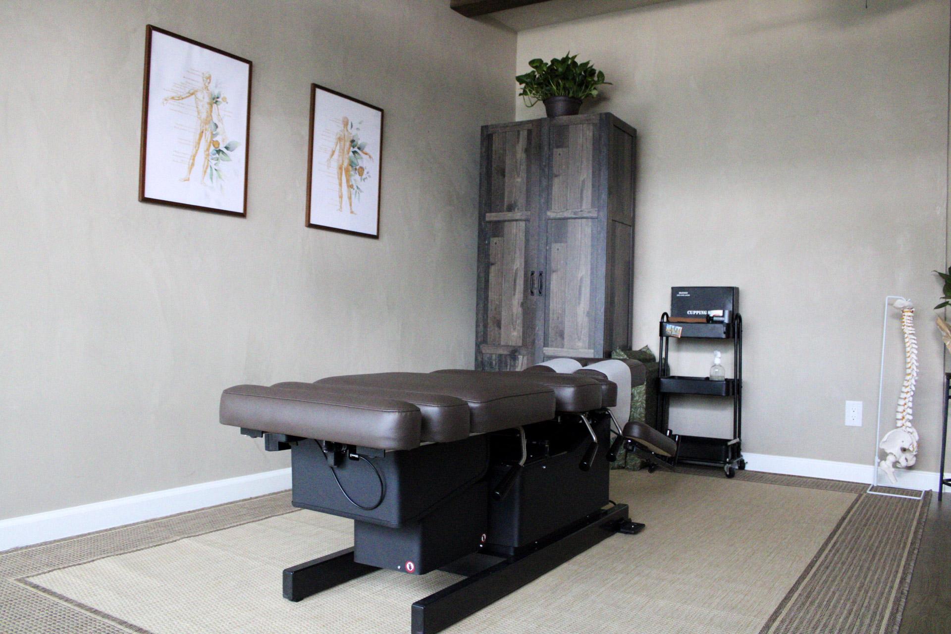 Alivio Chiropractic treatment room